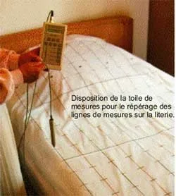 Le drap imprimé de mesure pour le lit avec repères bicolores et indication chiffrée des lignes