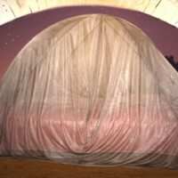 Baldaquin de voyage en tulle d'argent de très haute protection 50dB contre les basses et les hautes fréquences