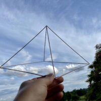 Pyramide classique en baguettes de cuivre pour l'électroculture