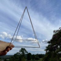 Pyramide nubienne au nombre d'or en baguettes de cuivre pour l'électroculture